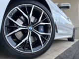 ●純正19インチアルミホイール:輸入車ならではの卓越した走りを支えるホイールと足回りです!日本車の走りに慣れている方にもぜひ体感して頂きたいほど、高いレベルでまとまっています!