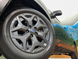 【純正アルミホイール】外観にマッチした純正アルミホイールを装着しております。各種社外アルミホイールや、スタッドレスタイヤも取扱いしております。是非ご相談ください♪