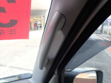 運転席に乗り込む際にもグリップが装備されております♪