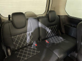 【サードシート】3列目もゆとりがあり居心地よくお過ごしいただけます。掲載箇所以外にご希望の写真がございましたらお気軽にお問い合わせ下さい。フロアマットは汚れが気になる場合は新品のご注文も承ります。