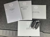 各取り扱い説明書、整備手帳、スマートキー2本つきです。