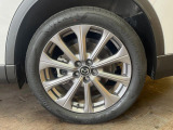 【純正20インチアルミホイール】外観にマッチした純正アルミホイールを装着しております。各種社外アルミホイールや、スタッドレスタイヤも取扱いしております。是非ご相談ください♪