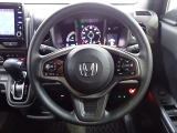 ハンドル左側にはオーディオ操作が出来るオーディオリモートコントロールスイッチ、右側にはHonda SENSINGとオートクルーズコントロールのスイッチを装備!