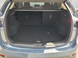 開口部の広いリアラゲッジスペースですのでゴルフバック等はもちろんのこと、リアシートが4:2:4の3分割可倒ができますので、そのときの用途に応じて使い分けも可能です。