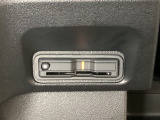 ハンドルの左下にETCがついています。高速道路の料金所の通過も楽々です。 カードの取り出しもしやすい場所についています。