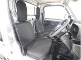 ■運転席シートです。座り心地を高めた座面構造となっておりますので、近場へのちょっとした移動やロングドライブ時など、どんな時でも快適なドライビングを楽しんでいただく事が可能です。