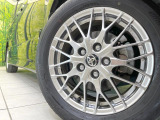 【純正16インチアルミホイール】外観にマッチした純正アルミホイールを装着しております。各種社外アルミホイールや、スタッドレスタイヤも取扱いしております。是非ご相談ください♪