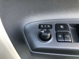 電動格納式ドアミラー付き。 狭い駐車場へ停めた時に、ボタン1つで左右のミラーをたたむ事ができます。