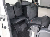 3列シートの7人乗りです。