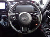 ハンドル左側にはオーディオ操作が出来るオーディオリモートコントロールスイッチ、右側にはHonda SENSINGとオートクルーズコントロールのスイッチを装備!