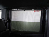 ◆スクリーンサンシェード◆リアドアに装備されています。日差しを和らげ、プライバシーの保護にも役立ちます。後部座席にお子様を乗車させるときも、ゆっくりお昼寝できます♪