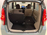 後部座席は分割でシートをたおすことができます。大きな荷物、ゴルフバックも積めます。上質で広々とした室内だから、みんなが心地よく車内で快適に過ごせます♪