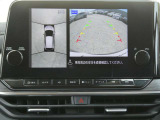 全周囲カメラで、クルマを上空から見下ろしているかのような映像を映し出します。周囲の状況がひと目でわかります!