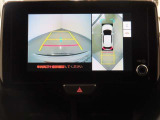 パノラミックビューモニター付きです。車両を上から見たような映像をディスプレイオーディオ画面に表示。運転席からの目視だけでは見にくい、車両周辺の状況をリアルタイムでしっかり確認できます。