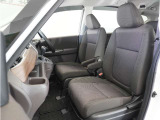 運転席と助手席は足元が繋がっているので自由に行き来しやすいので駐車場が狭いときでも助手席側からスムーズに乗り降りできて便利!