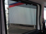 後席両側にロールサンシェードがついています
