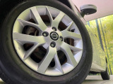 【純正15インチアルミホイール】外観にマッチした純正アルミホイールを装着しております。各種社外アルミホイールや、スタッドレスタイヤも取扱いしております。是非ご相談ください♪