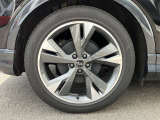 20インチ純正アルミホイール装備 全車両に標準装備の純正アルミホイールは、純正ならではのバランスの良いデザインと、走行安定性をお楽しみ頂けます。