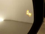 隣車線を走る車両をレーダーで検知し、ドアミラーでは確認しにくい後側方エリアに存在する車両に加え、急接近してくる車両も検知します。車両を検知するとドアミラーに搭載されたLEDインジケーターが点灯します。