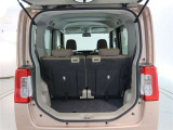 後部座席は分割式です。普段の荷室スペースも充実!