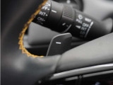 ◆減速セレクター装備◆ステアリングホイールの左右に取り付けられた2つのパドルスイッチで減速の強さを調整。 左側の「-」を操作すると減速を強く、右側の「+」を操作すると減速を弱くすることができます。