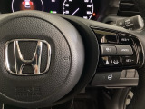 ハンドルにHondaセンシング系のクルーズコントロールやレーンキープアシストなどの操作スイッチが装備されています。ハンドルから手を離さず安全に操作できます。