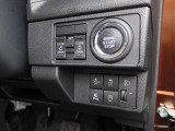 電子カードキーを携帯し、ブレーキを踏みながらスイッチを押すと、自動的にエンジンが始動します。