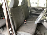フロントは助手席と繋がったベンチシートです。