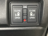 リアドアは乗り降りに便利な両側電動スライドドアです。また運転席に座っていながらスイッチ操作で自在にスライドドアを開け閉めできます。