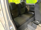 後部座席も気になるようなキズ・汚れやへたり等、大きなダメージはなく、良好な状態です。