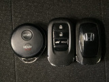 スマートキーを装備しています。鍵を差し込むことなくドアロックの開け閉めと、スタートボタン操作でのエンジンスタートができます。加えて、純正リモコンエンジンスターター用の操作キーもついています。
