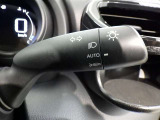 【オートライト】車外の明るさに応じて、自動的にライトの点灯・消灯をしてくれます。
