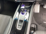 シンプルでとても使いやすいフロアシフトに、パーキングブレーキは電子制御パーキングブレーキです。