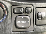 【電動格納ミラー】サイドミラーは電動格納式となっており、狭い駐車場でもキズがつくリスクを抑えられます。