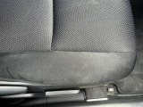 運転席シートが一部、色あせています。