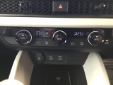 運転席・助手席、それぞれで温度調節が可能なオートエアコンです。シートヒーター付きなので、寒い日も快適です。