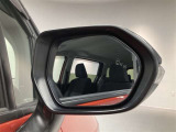 ブラインドスポットモニター(BSM)を装備しています。隣を走る車両が死角に入るとミラー内LEDインジケーターが点灯。さらに、ウィンカーを出すとインジケーターが光って点滅して注意を促してくれます。