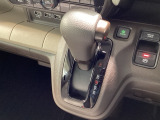 インパネシフトを採用しているので、前席の足元も広々としています。運転席と助手席の行き来もスムーズです!