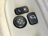 【電動格納ミラー】サイドミラーは電動格納式となっており、狭い駐車場でもキズがつくリスクを抑えられます。