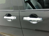 アウトサイドドアハンドルはメッキ加飾です。