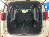 後席を格納すると、これだけの広さが!シーンに合わせたシートアレンジで、大きな荷物も積むことが出来ます♪