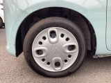 【タイヤ】スズキ純正のホイールキャップ搭載♪お車の足元を上質に演出してくれます。キャップを外したら、積雪時のチェーン装着も安心して取り付け可能です!