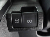 電動パーキングブレーキを装備。シフトをPレンジにすると自動でパーキングブレーキが作動します。また、アクセルを踏むと自動的に解除されます