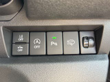 【スズキ】デュアルセンサーブレーキは、前方の車両や歩行者を2種類のセンサーで検知し、衝突の危険がある場合にブレーキを作動。事故リスクを軽減し、安全な運転をサポートします。