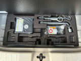 トランクルームのフタを開けると付属の車載工具がございます(^^) 必要に応じて買い足していただくことも可能です!