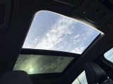 パノラミックルーフ付の車両です。