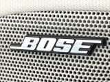 【BOSEサウンドシステム】メーカーオプションの高品位サウンドシステムを搭載。専用のチューニングが施された大小様々なスピーカーから良質なサウンドが奏でられ、臨場感あふれる音響空間を演出します。