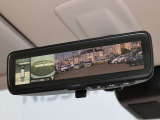 車両後方を映し出します・スマートルームミラー装備です。