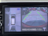 上から見下ろしているような視点で周囲が確認できるアラウンドビューモニターです。上から見下らしているような映像によって縦列駐車もラクラク、駐車が苦手な人の強い味方です!