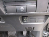 アイドリングストップ機能付です。特別な操作をしなくても、普段通りの運転をするだけで、エコドライブができる機能です。OFFボタンがありますので、必要に応じて使い分けてください。